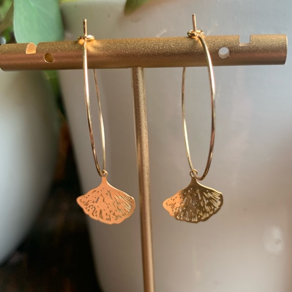✨NWT ✨18K Gold Hoop with Gingko Leaf Charm, Minimal Bohemian Earrings - Picture 4 of 11
